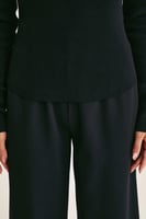 بلوزة بلا أكتاف مزينة بالكريستال