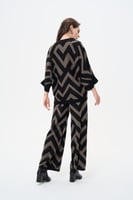 بلوزة واسعة بنقوش متعرجة