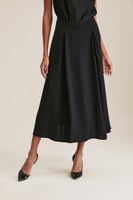 تنورة ميدي مزينة بكسرات