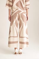 بنطلون واسع بنقوش مموجة