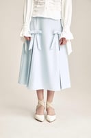 تنورة مزينة بفيونكات