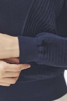 بلوزة بتفاصيل محبوكة