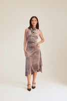 فستان مخمل بياقة متدلية