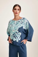 بلوزة واسعة بأكتاف منسدلة