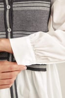 قميص بتفاصيل محبوكة مقلمة