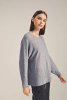 بلوزة محبوكة بقصة واسعة