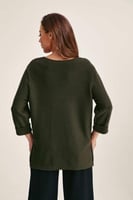 بلوزة محبوكة بقصة فضفاضة