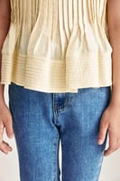 بلوزة بلا أكمام بكسرات