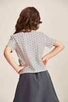 تي شيرت مطبع بأكمام قصيرة