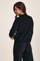 كنزة مزينة بالترتر