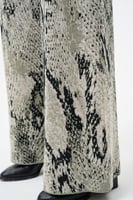 بنطلون بنقشة جلد الأفعى