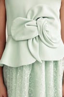 فستان بلا اكمام بوردة بارزة