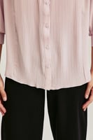 قميص بياقة كشكش وكسرات