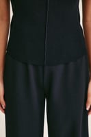 بلوزة محبوكة بأكمام قصيرة