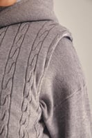 جاكيت محبوك بلا أكمام