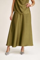 تنورة بقصة واسعة