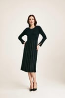 فستان بكسرات وتفاصيل لامعة