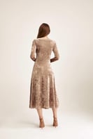 فستان مخمل بتفاصيل مزمومة