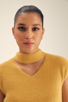 بلوزة بياقة مزينة بفتحة