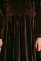 فستان مخمل بياقة كاب