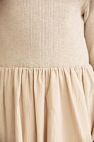 فستان بأساور كشكش