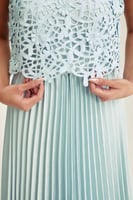 فستان بحمالات مع بلوزة ترتر