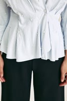 بلوزة مقلمة مزينة باللؤلؤ