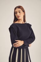 بلوزة محبوكة بأكمام بارزة