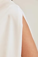 بلوزة واسعة بتفاصيل مزمومة