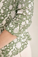 قميص بنقوش موردة