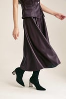 تنورة جلد بطيات