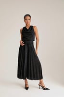 بلوزة مخمل بياقة متدلية