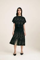 تنورة واسعة بتفاصيل لامعة