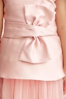 بلوزة بلا أكمام مزينة بفيونكة