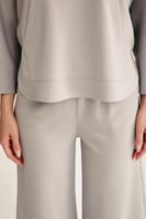 بنطلون بقصة واسعة