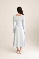 فستان بياقة مزينة بعقدة