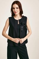 جاكيت بلا أكمام مزين بوردة