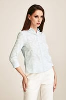 قميص مطبع بأكمام مزررة