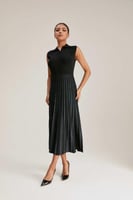 فستان مقلم بتفاصيل لامعة