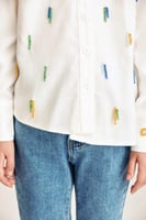 قميص مزين بالخرز