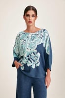 بلوزة واسعة بأكتاف منسدلة