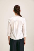 قميص بنقوش مقلمة