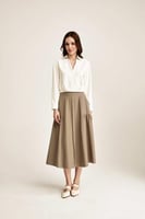 تنورة واسعة بطيات جانبية