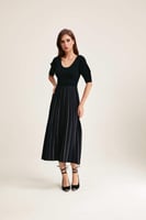 فستان مقلم بأكمام قصيرة