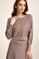 بلوزة لامعة بقصة قصيرة