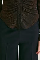 قميص بنقوش وتفاصيل مزمومة