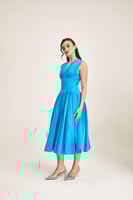 فستان بخصر ضيق