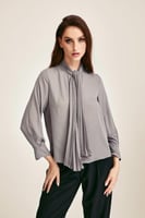 بلوزة بياقة بربطة بليسيه