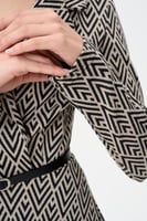 فستان بنقوش هندسية مع حزام