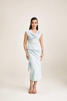 بلوزة بياقة متدلية